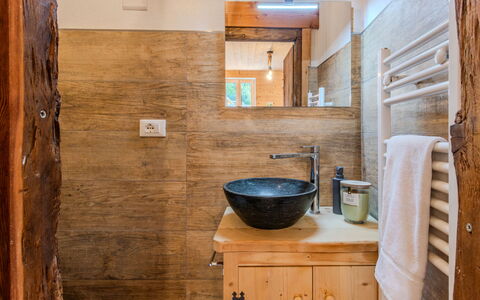 Sorico Albonico 697: Bad Sink, Flooring, Armatur, Wand, Sinken, Interior Design, Badezimmer, Fussboden, Holz, Zapfhahn