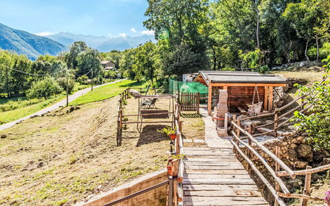 Sorico Albonico 697: Bergforms, Holz, Hügel, Berg, Natürliche Landschaft, Landschaft, Gebirge, Hochland, Ländliches Gebiet, Bergstation