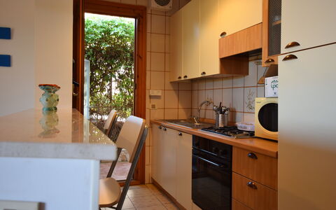 Il Favollo: Küche, Countertop, Küchengerät, Interior Design, Major Appliance, Flooring, Cabinetry, Holz, Möbel, Fussboden