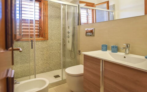 Il Favollo: Badezimmer, Bad Sink, Armatur, Flooring, Fussboden, Sinken, Interior Design, Badezimmerschrank, Spiegel, Zapfhahn