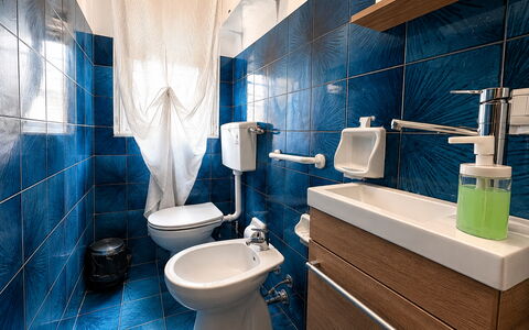 La Casa in Riva al Mare: Flooring, Armatur, Fussboden, Toilleten Sitz, Interior Design, Toilette, Badezimmer, Installation, Sinken, Fliese