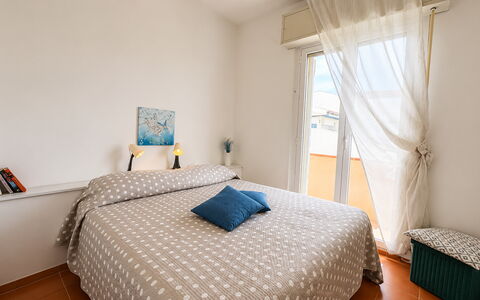 La Casa in Riva al Mare: Bett, Schlafzimmer, Möbel, Wand, Interior Design, Bettdecke, Bedding, Holz, Fussboden, Linens