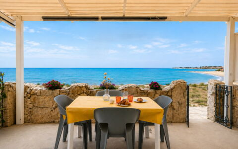 La Casa in Riva al Mare: Möbel, Meer, Gartenmöbel, Küste, Stuhl, Küsten Und Ozeanische Forms, Ozean, Strand, Schatten, Resort