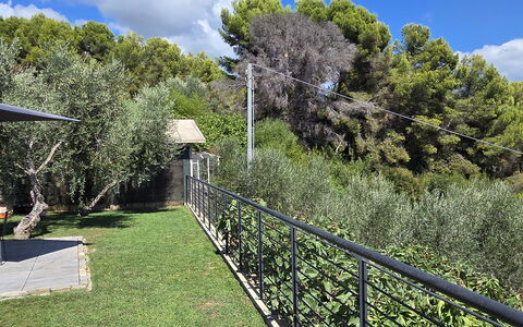 Villa Pineta della Rovere: Schatten, Garten, Zaun, Hinterhof, Geländer, Landscaping, Gartenmöbel, Home Fechten