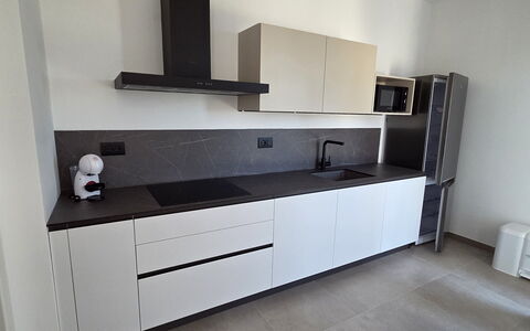 Villa Pineta della Rovere: Flooring, Countertop, Interior Design, Cabinetry, Fussboden, Küche, Holz, Möbel, Zimmer, Zuhause