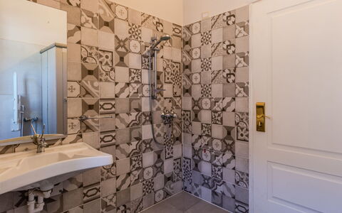 Cà Pendula: Flooring, Fussboden, Interior Design, Fliese, Armatur, Badezimmer, Decke, Installation, Hintergrund
