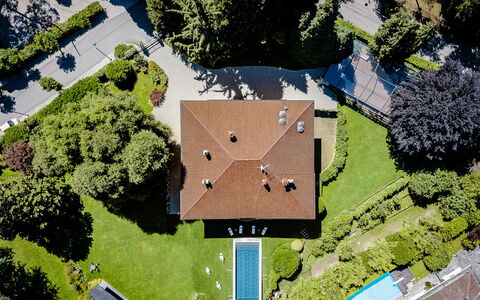 Flor Grand Lake Villa: Wohngebiet, Zuhause, Landschaft, Haus, Dach, Grundstueck, Estate, Vorort, Rasen, Landscaping