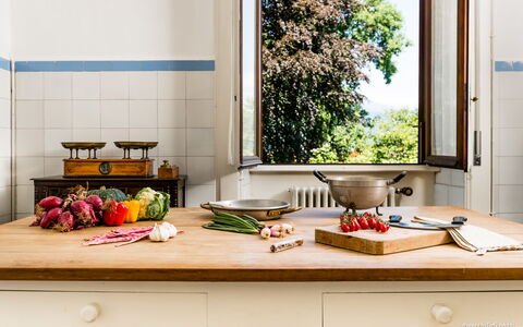 Flor Grand Lake Villa: Geschirr, Küche, Obst, Essen, Countertop, Interior Design, Möbel, Küchengerät, Produzieren, Zuhause