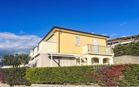 Ariel: Wohngebiet, Zuhause, Haus, Balkon, Estate, Veranda, Vorort, Villa, Zaun