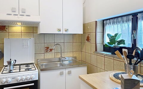 Francesco: Küchengerät, Küche, Countertop, Major Appliance, Cabinetry, Spüle, Herd, Armatur, Holz, Flooring
