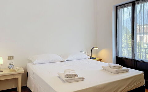 Francesco: Schlafzimmer, Bett, Interior Design, Bettdecke, Bedding, Bettrahmen, Fussboden, Wohnung, Zimmer, Linens