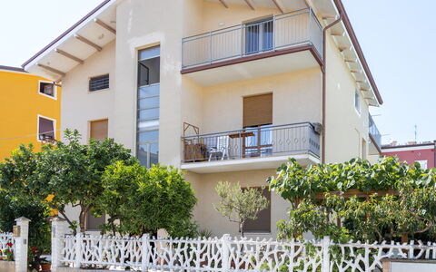 Seaside Apartment: Gebäude, Wohngebiet, Haus, Fassade, Zuhause, Nachbarschaft, Tür, Balkon, Wohnung, Veranda
