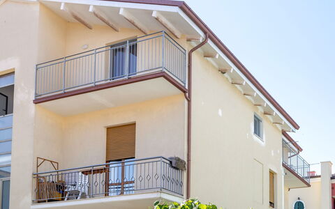 Seaside Apartment: Balkon, Wohngebiet, Zuhause, Geländer, Verbundwerkstoff, Baluster, Veranda, Wohnung, Metall, Farbe