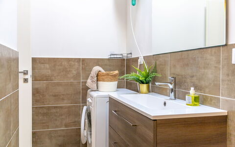 Seaside Apartment: Flooring, Armatur, Interior Design, Badezimmerschrank, Fussboden, Badezimmer, Sinken, Zapfhahn, Installation, Zuhause