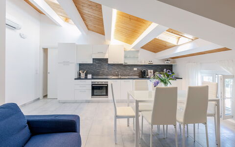 Seaside Apartment: Interior Design, Flooring, Decke, Möbel, Fussboden, Zimmer, Stuhl, Wohnung, Couch, Wohnzimmer