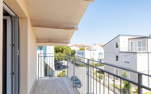 Seaside Apartment: Daytime, Wohnung, Wohngebiet, Die Architektur, Zuhause, Balkon, Urban Design, Verbundwerkstoff, Geländer, Mischnutzung