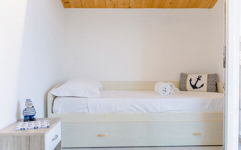 Seaside Apartment: Möbel, Schlafzimmer, Wand, Interior Design, Fussboden, Bett, Holz, Flooring, Zimmer, Linens