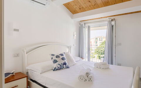 Seaside Apartment: Wohnung, Zuhause, Resort, Stuhl, Hotel, Balkon, Villa, Zimmerpflanze, Gartenmöbel, Penthouse