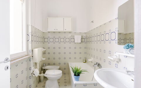 Casabianca: Toilleten Sitz, Flooring, Armatur, Fussboden, Toilette, Interior Design, Badezimmer, Sinken, Bad Sink, Installation