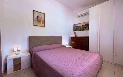 La Dimora di Artemide: Bett, Schlafzimmer, Interior Design, Möbel, Bettdecke, Bedding, Fussboden, Flooring, Holz, Zimmer