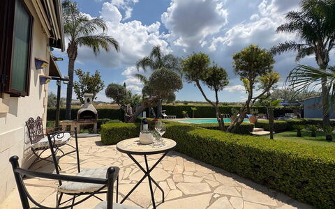Villa Simona: Schwimmbad, Garten, Gartenmöbel, Resort, Schatten, Landscaping, Rasen, Eco Hotel, Garten