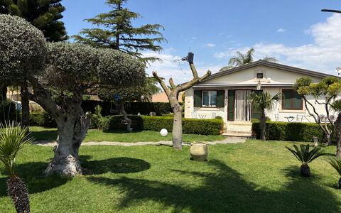 Villa Simona: Gras, Strauch, Wohngebiet, Garten, Haus, Rasen, Grundstueck, Zuhause, Ground