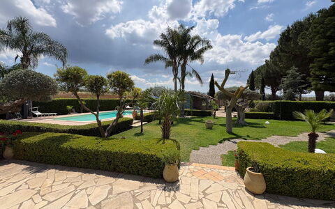 Villa Simona: Strauch, Garten, Landschaft, Resort, Schwimmbad, Landscaping, Rasen, Schatten, Hazienda