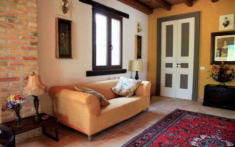 Casa Goel: Möbel, Interior Design, Wand, Flooring, Fussboden, Holz, Zimmer, Couch, Wohnzimmer, Beleuchtung