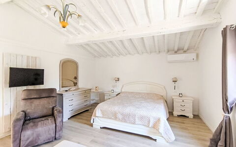 Scarlino 35: Möbel, Bett, Schlafzimmer, Interior Design, Wand, Bedding, Bettdecke, Flooring, Fussboden, Decke