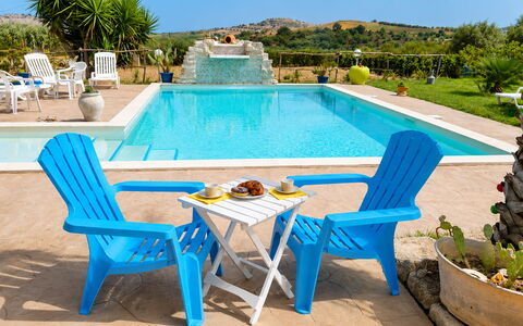 Villa Emme: Blau, Möbel, Gartenmöbel, Stuhl, Resort, Schwimmbad, Eco Hotel, Tisch Im Freien, Sonnenliege, Regenschirm