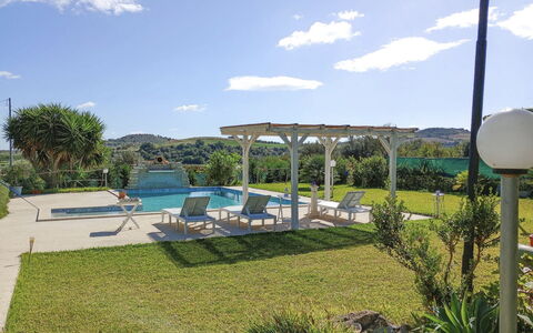 Villa Emme: Schwimmbad, Resort, Gartenmöbel, Freizeit, Schatten, Garten, Eco Hotel, Stuhl, Landscaping, Hinterhof