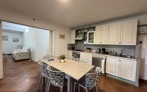 Villa Emme: Möbel, Interior Design, Flooring, Fussboden, Holz, Küche, Decke, Countertop, Zimmer, Tabelle