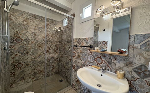 Villa Emme: Flooring, Armatur, Fussboden, Interior Design, Badezimmer, Decke, Bad Sink, Toilette, Sinken, Installation