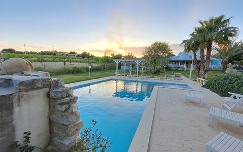 Villa le 2 Emme: Blau, Schwimmbad, Resort, Water Feature, Freizeit, Schatten, Landscaping, Eco Hotel, Garten, Estate