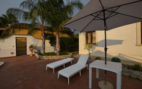 Il Cigno Reale Green: Gartenmöbel, Regenschirm, Möbel, Schatten, Resort, Stuhl, Eco Hotel, Schwimmbad, Blumentopf, Tisch Im Freien