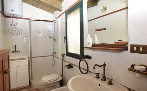 Villa Cigno Reale: Badezimmer, Bad Sink, Armatur, Sinken, Interior Design, Zapfhahn, Spiegel, Decke, Flooring, Installation