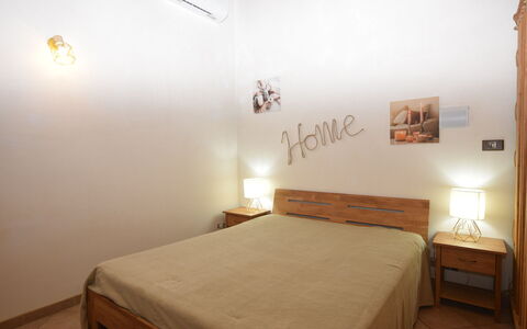 Villa Cigno Reale: Bett, Schlafzimmer, Bedding, Interior Design, Möbel, Fussboden, Bettdecke, Flooring, Wand, Holz