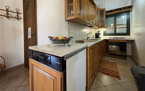Il Cigno Reale Green: Countertop, Küche, Küchengerät, Cabinetry, Major Appliance, Holz, Interior Design, Spüle, Flooring, Möbel