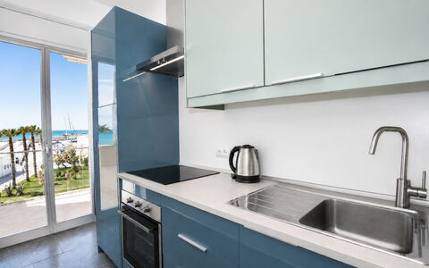 La Casa di Luigi: Küche, Countertop, Major Appliance, Cabinetry, Flooring, Wohnung, Fussboden, Möbel, Küchengerät, Zapfhahn