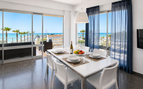 La Casa di Luigi: Möbel, Interior Design, Tabelle, Wohnung, Stuhl, Küche & Esszimmer Tisch, Resort, Schatten, Küche, Zimmerpflanze