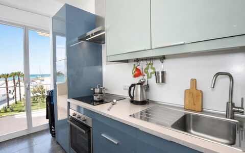 La Casa di Luigi: Küche, Countertop, Major Appliance, Küchengerät, Cabinetry, Möbel, Interior Design, Flooring, Fussboden, Wohnung