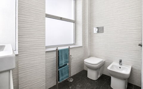 La Casa di Luigi: Armatur, Flooring, Badezimmer, Interior Design, Fussboden, Installation, Verbundwerkstoff, Sinken, Fliese, Zapfhahn