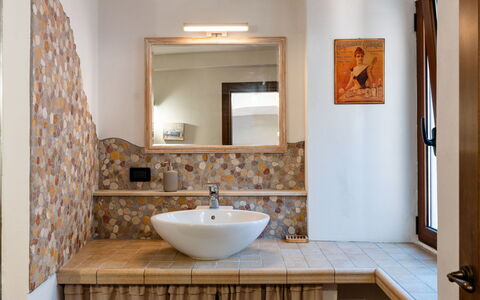 Ca Dell'Andre: Bad Sink, Interior Design, Wand, Armatur, Flooring, Sinken, Spiegel, Badezimmer, Zapfhahn, Fussboden