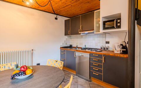 Tiny Loft: Interior Design, Flooring, Wand, Möbel, Holz, Küche, Decke, Fussboden, Countertop, Zimmer