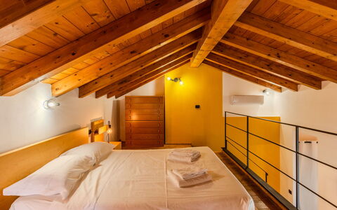 Tiny Loft: Interior Design, Decke, Resort, Holzbeize, Hotel, Hartholz, Schlafzimmer, Bettrahmen, Bett, Boutique Hotel