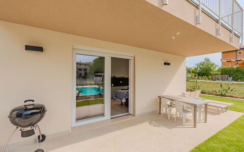 Annamaria: Fussboden, Schatten, Balkon, Garten, Estate, Holzbeize, Garten, Landscaping, Rasen, Veranda