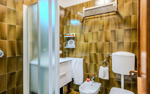 Riva&Lago: Flooring, Fussboden, Armatur, Interior Design, Installation, Badezimmer, Toilette, Toilleten Sitz, Sinken, Fliese