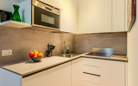 Riva&Lago: Küche, Countertop, Küchengerät, Cabinetry, Interior Design, Flooring, Möbel, Major Appliance, Holz, Haushaltsgerät