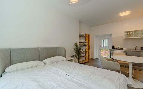 Via Monte Brione: Möbel, Interior Design, Bett, Wand, Flooring, Schlafzimmer, Fussboden, Decke, Holz, Zimmer