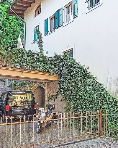 Via Monte Brione: Möbel, Gartenmöbel, Stuhl, Schatten, Tisch Im Freien, Zimmerpflanze, Terrasse, Garten, Design, Balkon